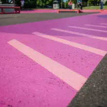 Tikkurilan Temafloor PU-UV Color polyuretaanipinnoitteella maalattu liila kuvio betonipintaan.