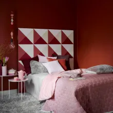 Tikkurilan Harmony-maalilla punaiseksi maalattu makuuhuone