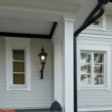 Valkoiset puiset ulkoikkunat