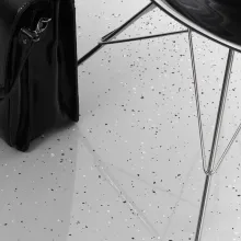 Hiutaloitu betonilattia. 