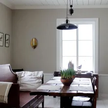 Harmaanruskea ruokailutila