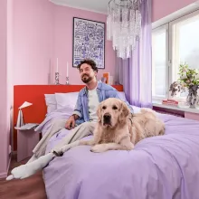 Ylellinen makuuhuone punaisin sävyin maalattuna.