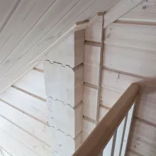 Hirsipintaa sisällä.