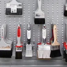 Maalipensseleitä rivissä hyllyssä