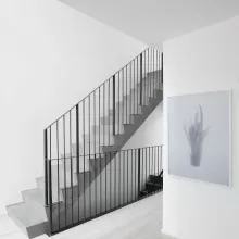 Omakotitalon valkoiset sisäseinät ja portaikko