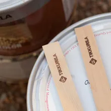 Kaksi maalipurkkia ja maalin sekoitustikkuja