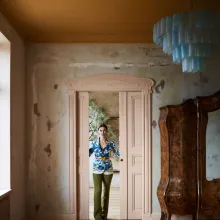 Henkilö seisoo Tikkurilan maaleilla maalatun huoneen ovella.