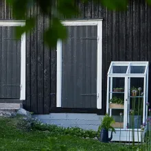 Navetan ulko-ovet uuteen uskoon