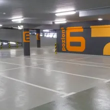 Betonilattian ja seinien merkintämaalaukset parkkihallissa.