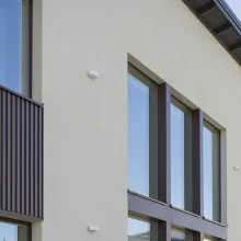 Maalattu kerrostalon julkisivu