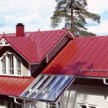 Punainen peltikatto.