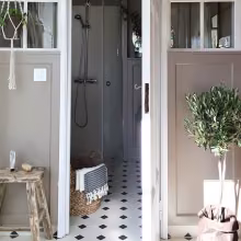 Beige kylpyhuone 
