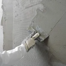 Laastin levitys lasikuituverkon päälle.