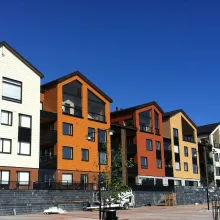 Värikkäitä puutaloja Sipoonrannassa.