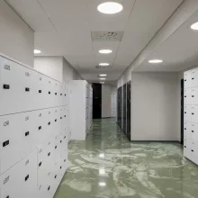 Koulun lattia maalattu Tikkurilan polyuretaanimaalilla.