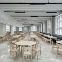 Koulun ruokasalin lattia pinnoitettu Tikkurilan Cozy Floor polyuretaanipinnoitteella.