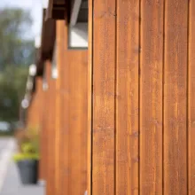 Ruskea puujulkisivu.