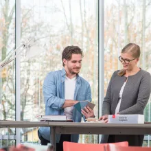 Suunnittelija ja arkkitehti vertailevat värimateriaalia. 