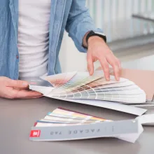 Värin valinta värikartasta.