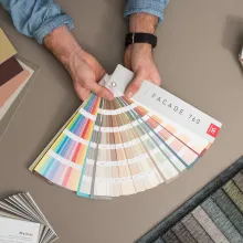Tikkurila Facade 760-väriviuhka avoinna suunnittelijan kädessä