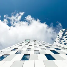 Clarion Jätkäsaari julkisivu alhaalta kuvattuna