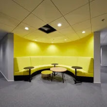Keltaiseksi maalattu tehosteseinä toimistotilassa.