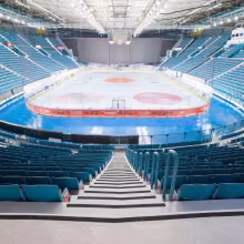 Hovet-areenan jääkiekkokaukalo ja katsomo-alue.