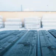 Ulkoverhouslautoja pinottuna