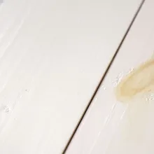 Vaalea maalipinta kellastuu