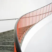 Rappukäytävän maalattu kaide.