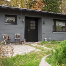 Tiilitalon maalaaminen harmaaksi 