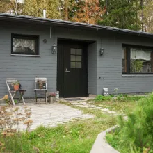 Tiilitalon maalaaminen harmaaksi 