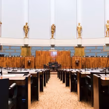 Eduskuntatalon alkuperäisen värimaailman paluu