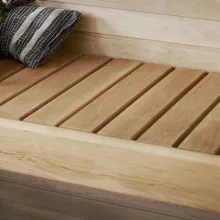Puunvärinen sauna, jonka lauteet on öljytty Supi Laudesuojalla 