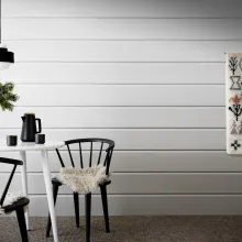 Hirsiseinän maalaaminen Lastu Hirsimaalilla