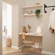 Beigen sävyinen seinä kotitoimistoon