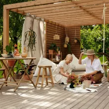 perheen terassi sisustettuna neutraaleilla väreillä ja kasveilla