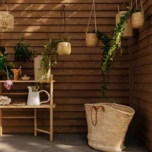 äiti ja tytär harmaalla terassilla puutarhatarvikkeiden ja huonekalujen kanssa