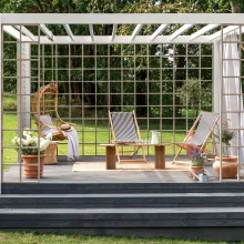 Harmaa terassi/pergola