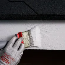 Uusien käsittelemättömien puupintojen ja -osien maalaus Ultra Special -maalilla