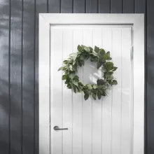 Ovien ja ikkunoiden maalaus