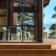 Mökin ruskea terassi auringonpaisteessa