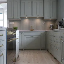 Maalatut keittiönkaapistot.