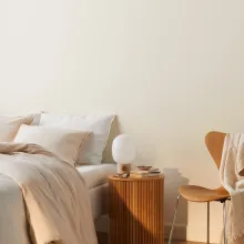 Vaalea makuuhuoneen sisustus 