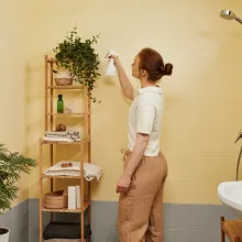 Kaakelimaalilla maalattu kylpyhuone, jossa keltaiseksi ja harmaaksi maalatut laatat