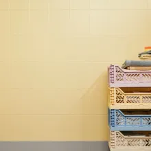 Kylpyhuoneen kaakelit, jotka ovat maalattu kaakelimaalilla