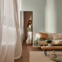 Vaaleanvihreä ja rauhallinen olohuone