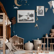 Tummansininen lastenhuoneen seinä 