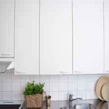 Keittiön kaappien maalaus