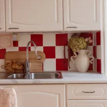 Maalaa ruutukuvio keittiön välitilan laattoihin